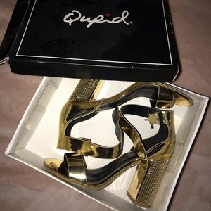 gold heels w/a diamond type of design on the sides